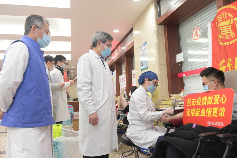 众志成城战疫情 无偿献血情更浓：新华医务员工加入献血行列