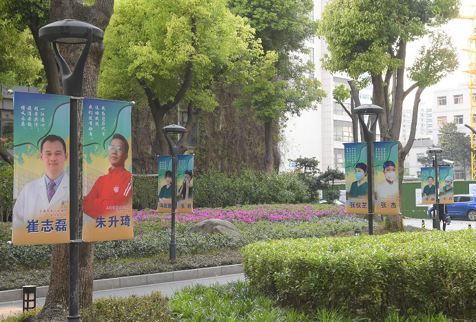 没有从天而降的英雄，只有挺身而出的平凡人