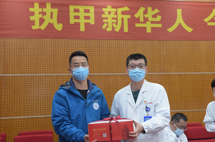 没有从天而降的英雄，只有挺身而出的平凡人