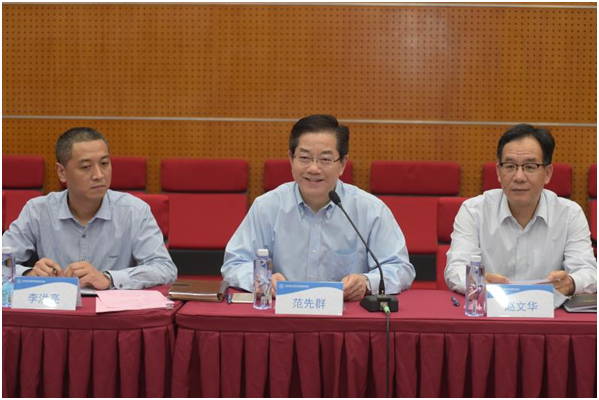上海交通大学医学院党委书记范先群（中）在会上讲话
