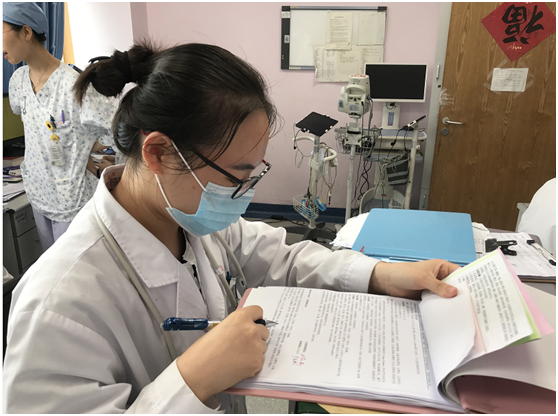 让人感动的“最美医学生”，原来是在新华医院实习的她