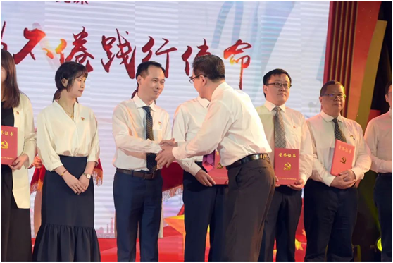 呼吸内科党支部崔志磊（左三）被授予“上海交通大学医学院新冠肺炎疫情防控工作优秀共产党员”称号