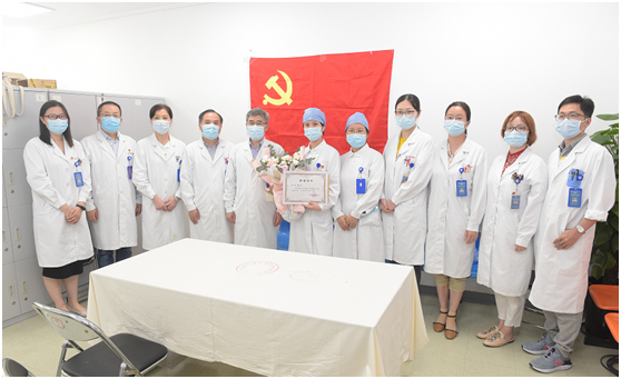 内分泌科党支部王帆（左六）