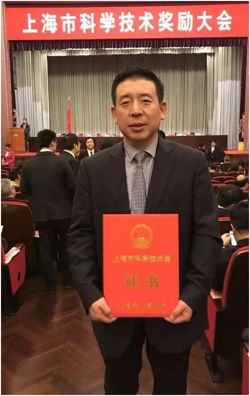 以“扩大中颅窝硬脑膜外手术入路研究”荣获卫生部科技进步三等奖，上海市科技进步二等奖
