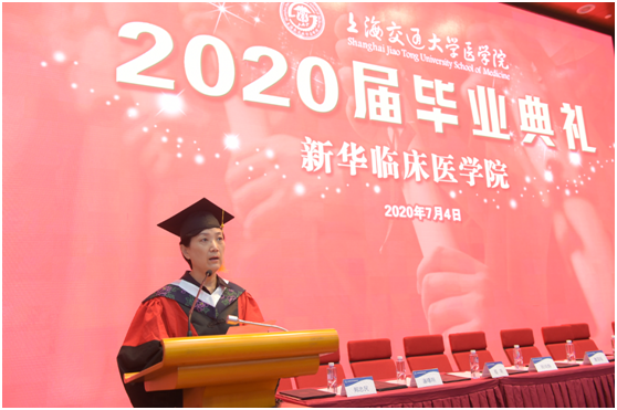 副院长顾琦静宣读上海交通大学优秀毕业生、上海市优秀毕业生以及毕业生“榜样的力量”表彰名单。