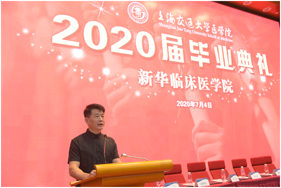 2017级科研硕士研究生杜诗蓓的父亲代表毕业生家长发言
