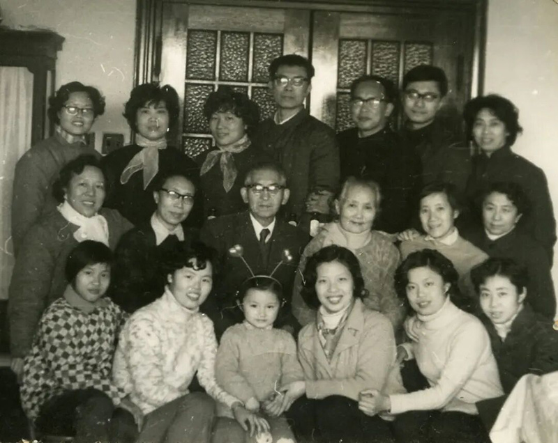 妇产科专家合影(上排左四为周郅隆;中排左一为毛菊芳,左二为刘棣临,左三为田雪萍)