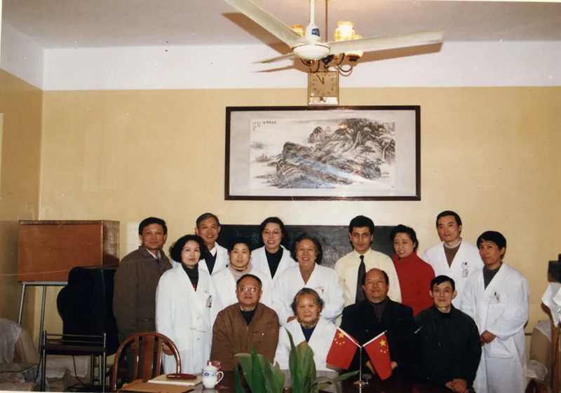 妇产科1991级硕士论文答辩合影(中排左二为杨祖菁,左三为毛菊芳;下排左二为黄祝玲)