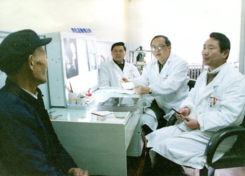 张一楚教授为患者看诊