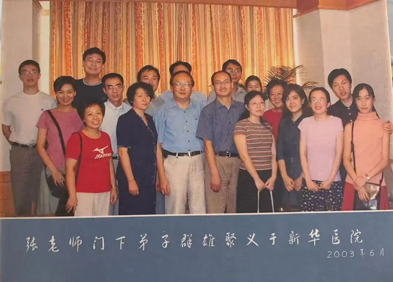 张一楚教授与学生合影