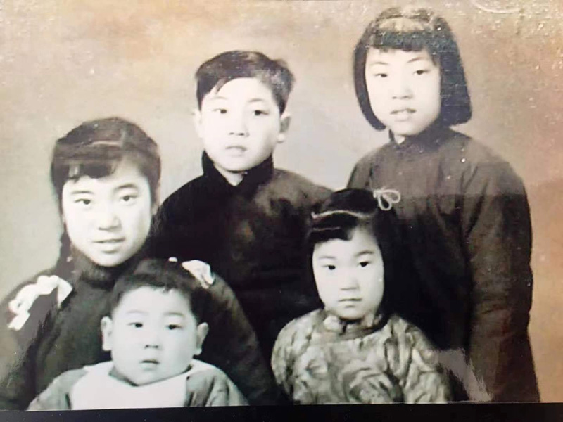 应大明(后排中)与大姐二姐和弟弟妹妹的童年合影