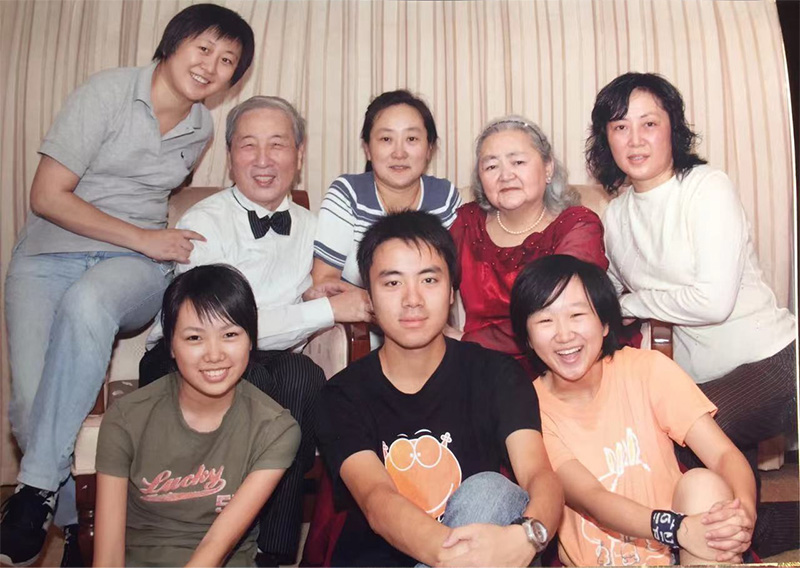 应大明夫妇与三个女儿及孙辈的合影