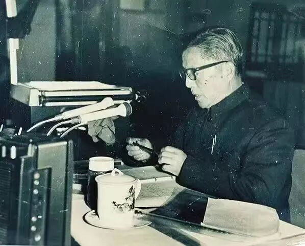 我国儿童保健和发育行为儿科学创始人之一,郭迪教授(1911-2012)在准备教学工作