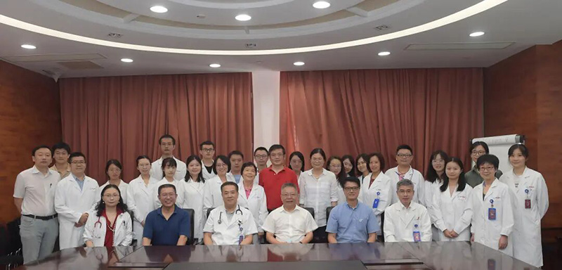 2020年,环境与儿童健康重点实验室创始主任沈晓明教授视察新华医院及实验室